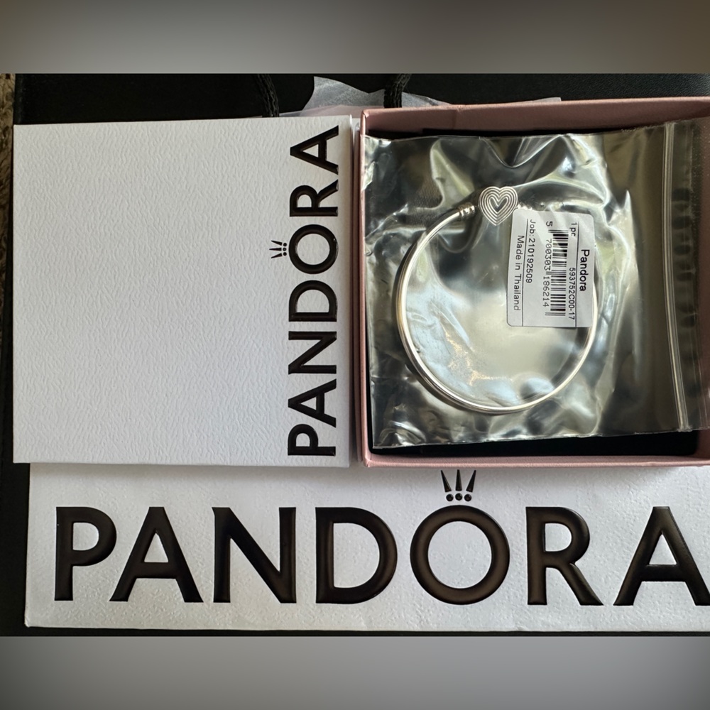 Pandora Radiating Heart Clasp Bangle new with tag